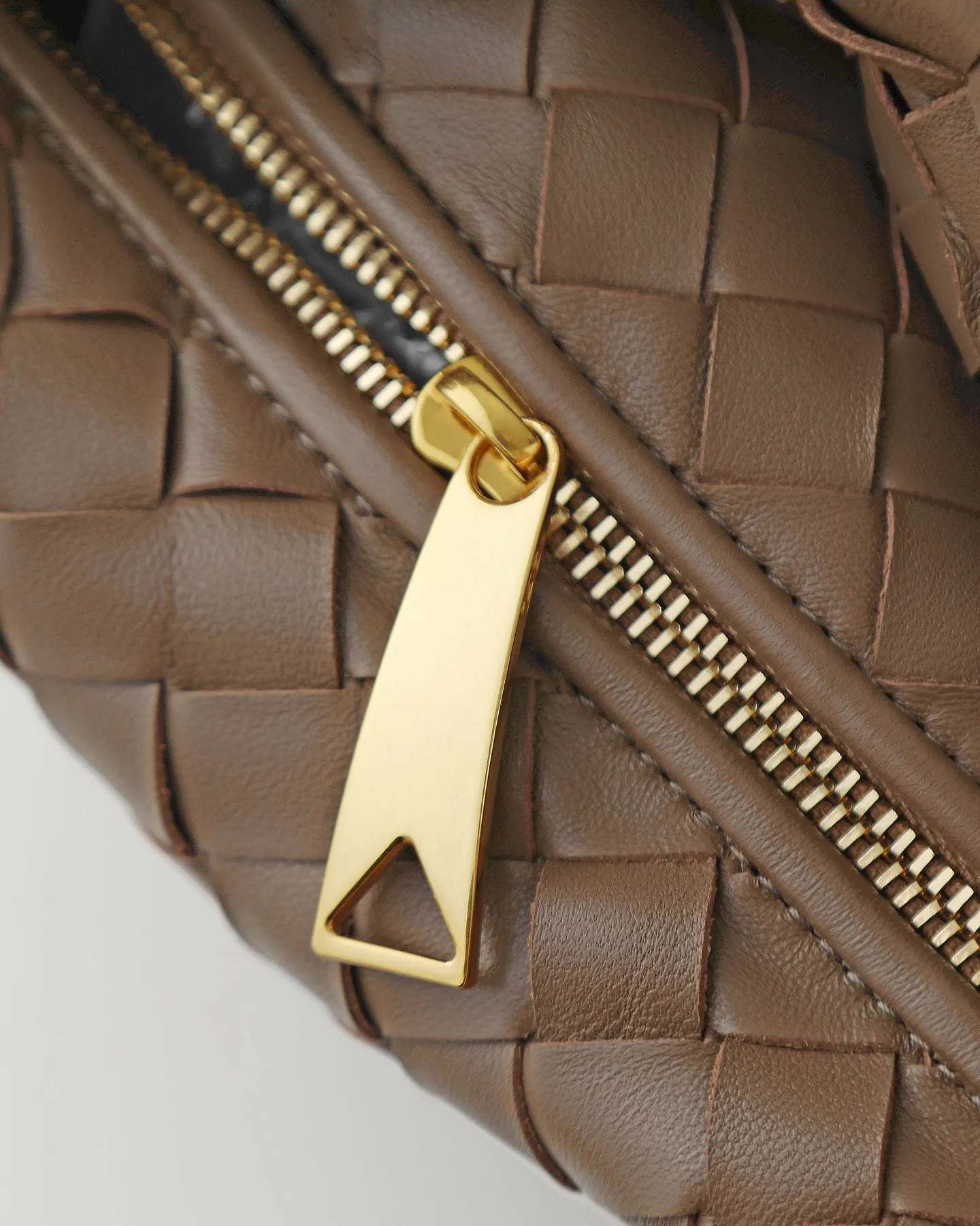 800. Bottega veneta͙.——-The latest braided and knotted hobo🔥 The top-grade lambskin leather is very soft, the bag shape is unique, practical and durable. It retains the traditional weaving elements while being a bit more flamboyant ~ Made of hand-woven sheepskin, zipper opening and closing, curved seamless structure, effortless to match. Highly recommended⚠️⚠️⚠️ The most high-end in the market🌈Welcome to compare [Factory complete package] size: 23x15x5cm.   Model: 651876